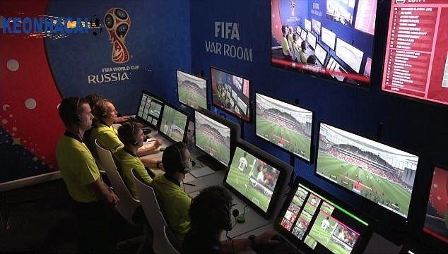 Những tranh cãi xoay quanh VAR là gì?